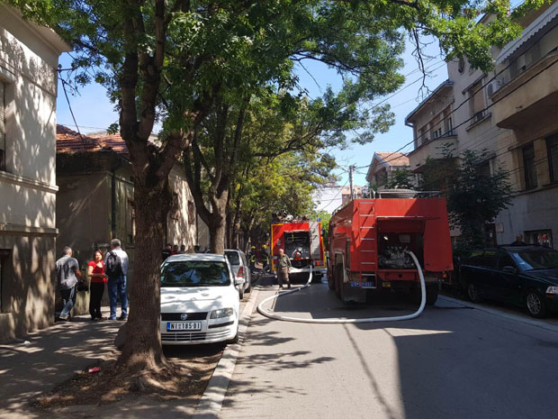 ГОРЕО СИМБОЛ НИШКОГ УГОСТИТЕЉСТВА: Локализован пожар у кафани Нишлијска механа (Фото)